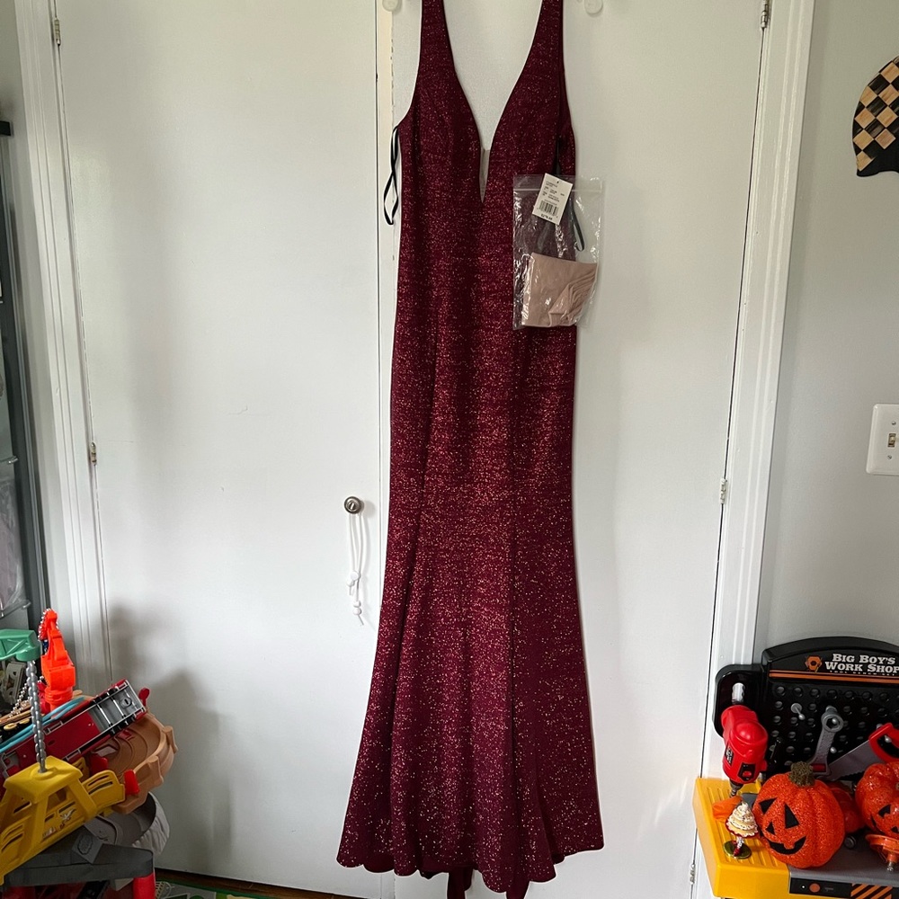 NWT David’s Bridal XSCAPE gown. Size 8 - Picture 3 of 16